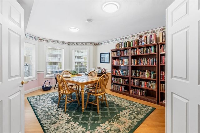 26 Greenleaves Dr 602, Amherst, MA 01002