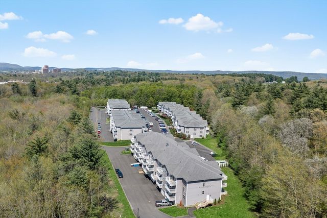26 Greenleaves Dr 602, Amherst, MA 01002