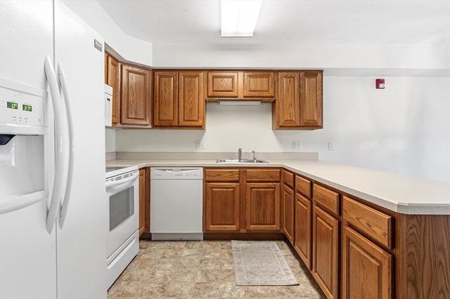 26 Greenleaves Dr 602, Amherst, MA 01002