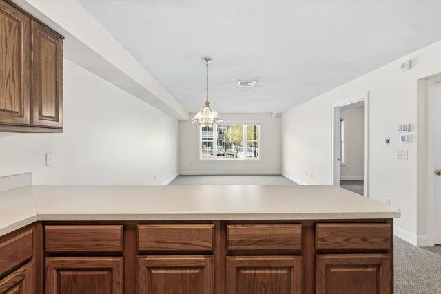 26 Greenleaves Dr 602, Amherst, MA 01002