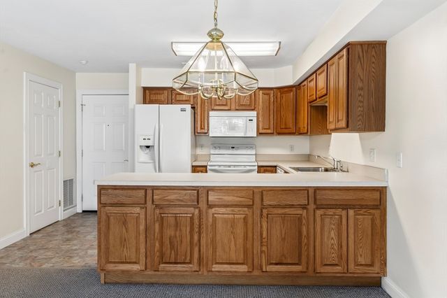 26 Greenleaves Dr 602, Amherst, MA 01002