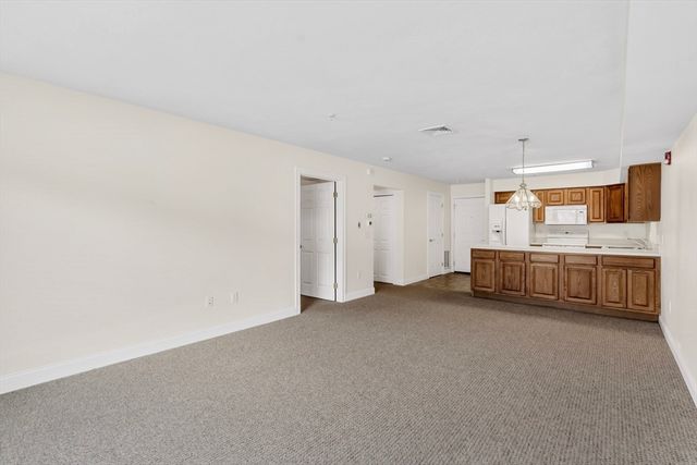 26 Greenleaves Dr 602, Amherst, MA 01002