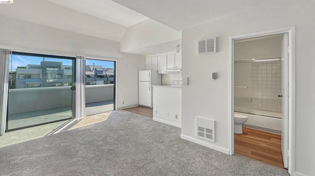 5 Embarcadero W 318, Oakland, CA 94607