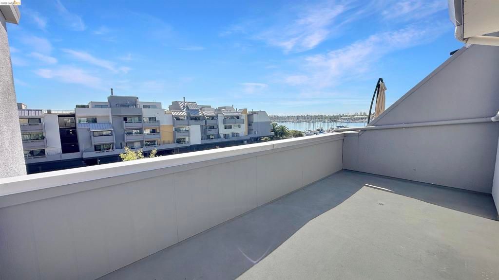 Image 4 of property listing at 5 Embarcadero W 318, Oakland, CA 94607