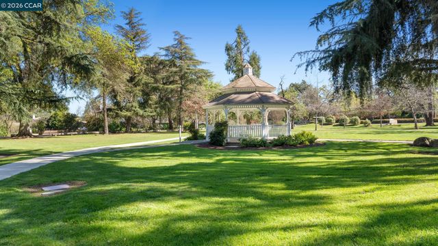 90 Rolling Green Cir, Pleasant Hill, CA 94523