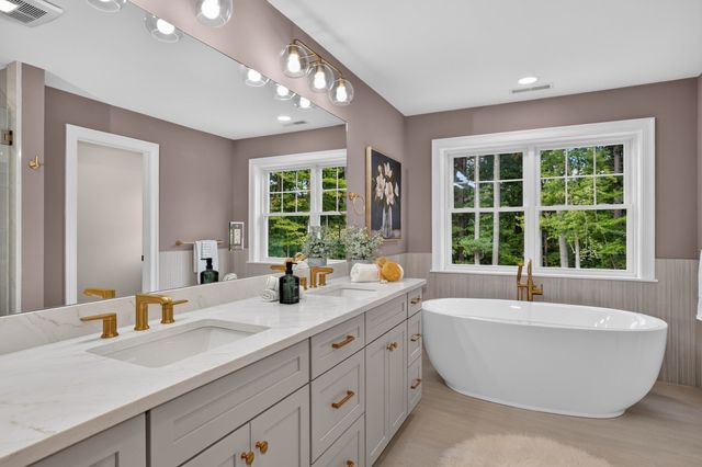 233 Fox Hill Rd, Burlington, MA 01803