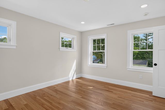 233 Fox Hill Rd, Burlington, MA 01803