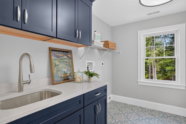 233 Fox Hill Rd, Burlington, MA 01803