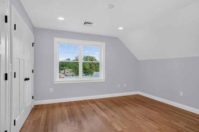 233 Fox Hill Rd, Burlington, MA 01803