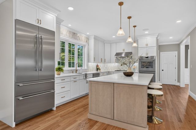 233 Fox Hill Rd, Burlington, MA 01803