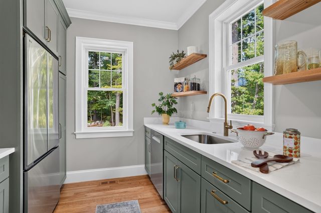 233 Fox Hill Rd, Burlington, MA 01803