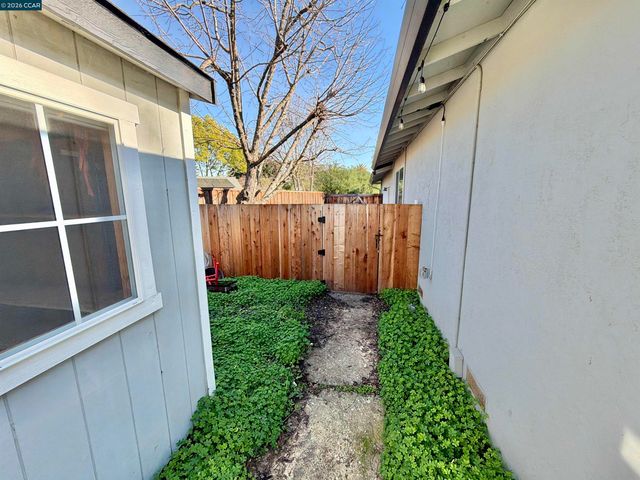 14 Bristol Ct, Pleasant Hill, CA 94523