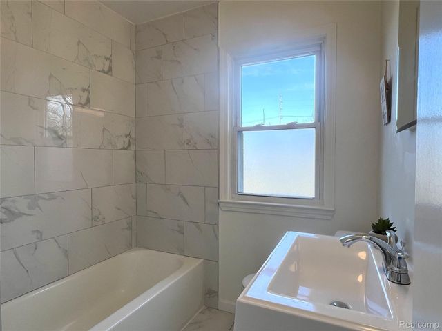 183 Crystal Lake Drive, Pontiac, MI 48341