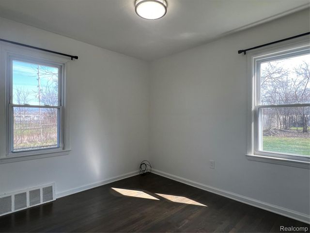 183 Crystal Lake Drive, Pontiac, MI 48341