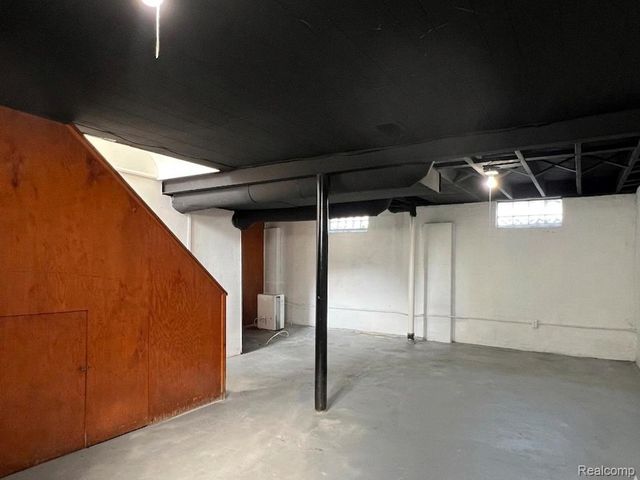 183 Crystal Lake Drive, Pontiac, MI 48341