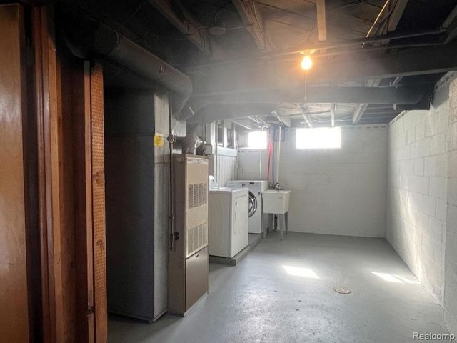 183 Crystal Lake Drive, Pontiac, MI 48341