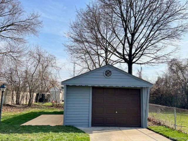 183 Crystal Lake Drive, Pontiac, MI 48341