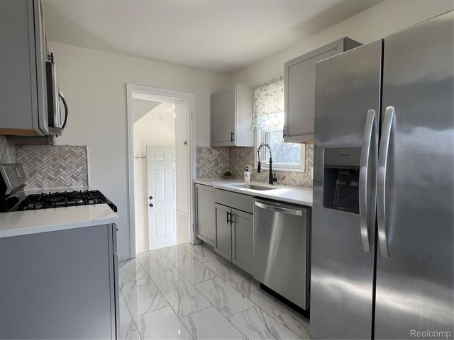 183 Crystal Lake Drive, Pontiac, MI 48341