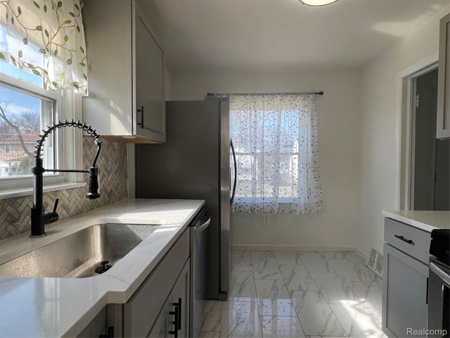 183 Crystal Lake Drive, Pontiac, MI 48341