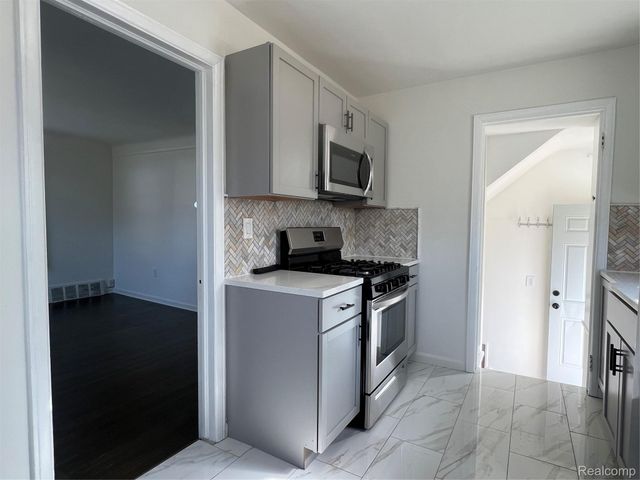 183 Crystal Lake Drive, Pontiac, MI 48341