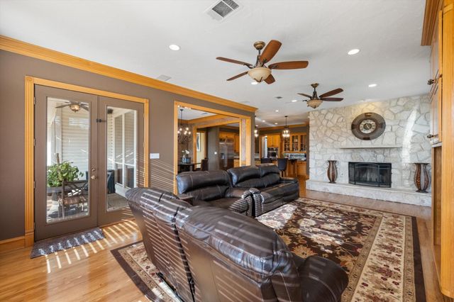 901 Walnut Falls Circle, Mansfield, TX 76063