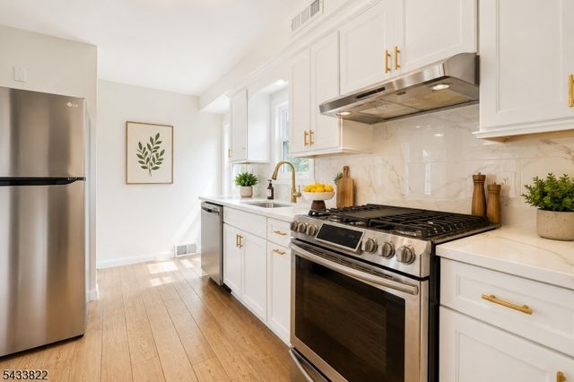 49 Amherst Pl, Livingston Twp., NJ 07039