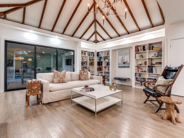 5325 W University Boulevard, Dallas, TX 75209