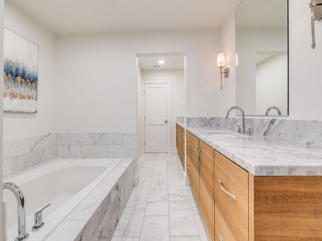 5325 W University Boulevard, Dallas, TX 75209