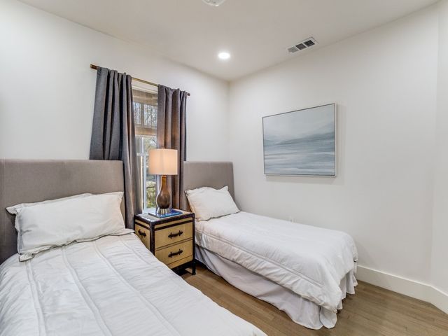 5325 W University Boulevard, Dallas, TX 75209