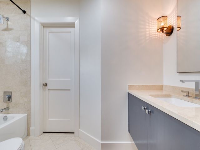 5325 W University Boulevard, Dallas, TX 75209