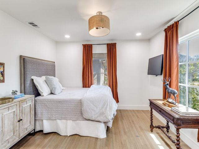 5325 W University Boulevard, Dallas, TX 75209