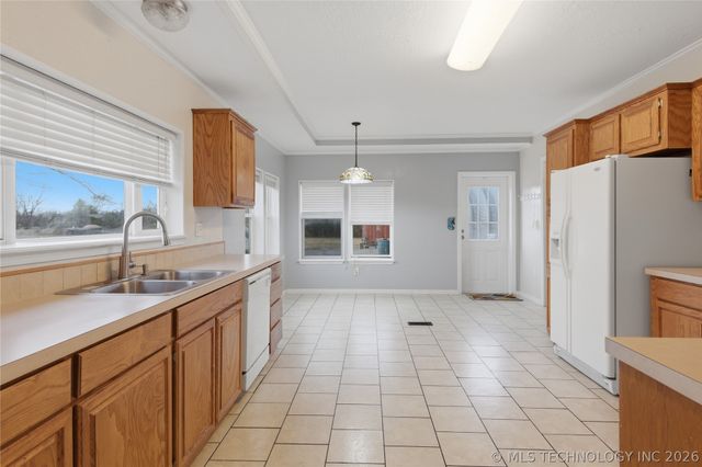 13852 S 433 Road, Chouteau, OK 74337