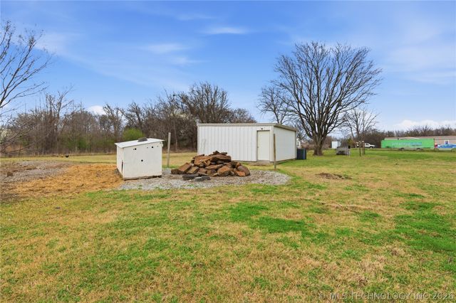 13852 S 433 Road, Chouteau, OK 74337