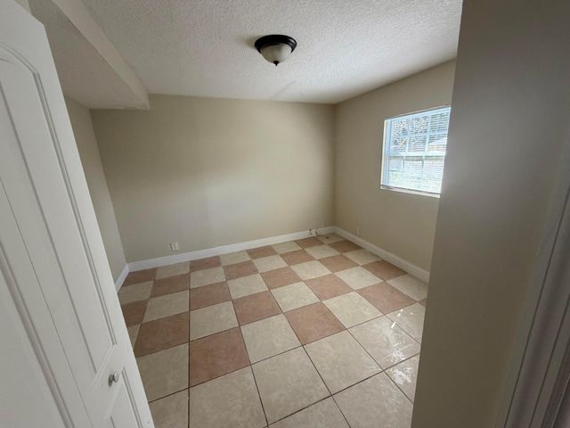 520 Seagrape Road N, Lantana, FL 33462