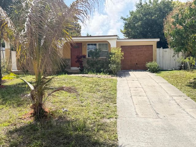 520 Seagrape Road N, Lantana, FL 33462