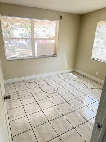 520 Seagrape Road N, Lantana, FL 33462