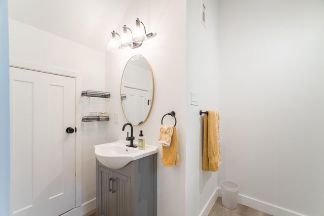5 W Forest Court, Conroe, TX 77384