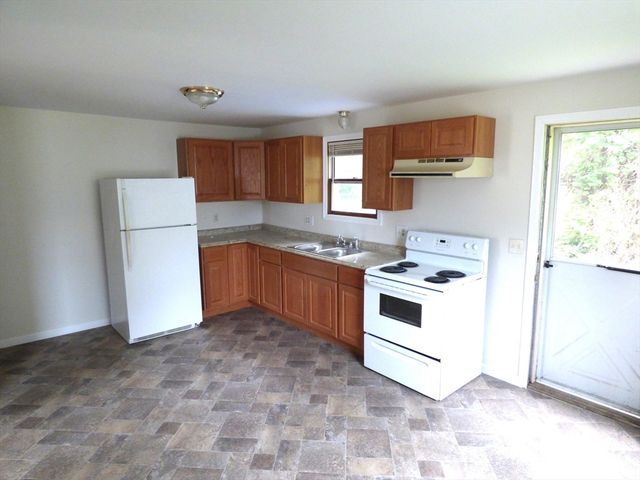 26-28 Daniel St, Springfield, MA 01151