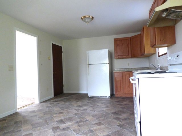 26-28 Daniel St, Springfield, MA 01151