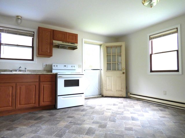 26-28 Daniel St, Springfield, MA 01151