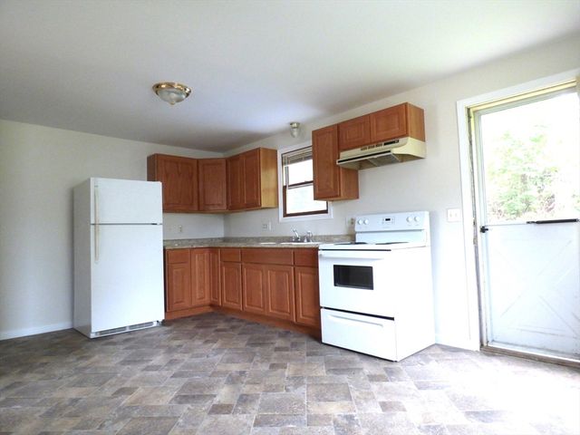 26-28 Daniel St, Springfield, MA 01151