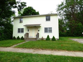 26-28 Daniel St, Springfield, MA 01151