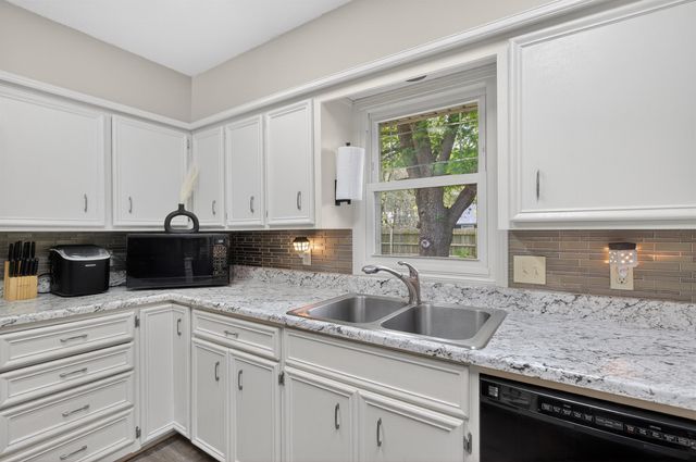 921 E 43rd St S, Wichita, KS 67216