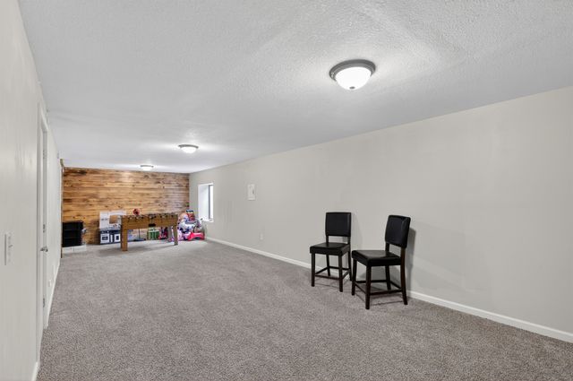 921 E 43rd St S, Wichita, KS 67216