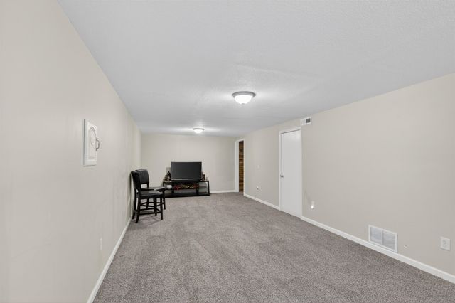 921 E 43rd St S, Wichita, KS 67216