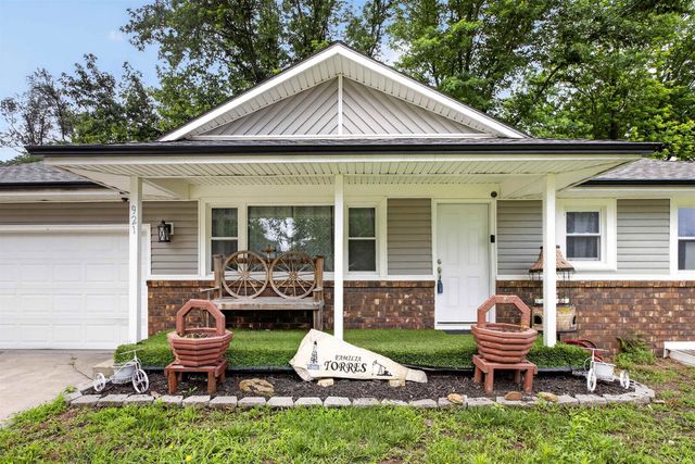 921 E 43rd St S, Wichita, KS 67216