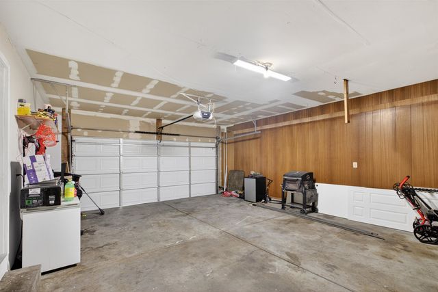 921 E 43rd St S, Wichita, KS 67216