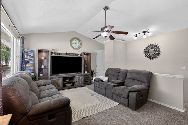 921 E 43rd St S, Wichita, KS 67216