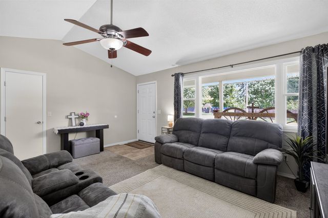 921 E 43rd St S, Wichita, KS 67216