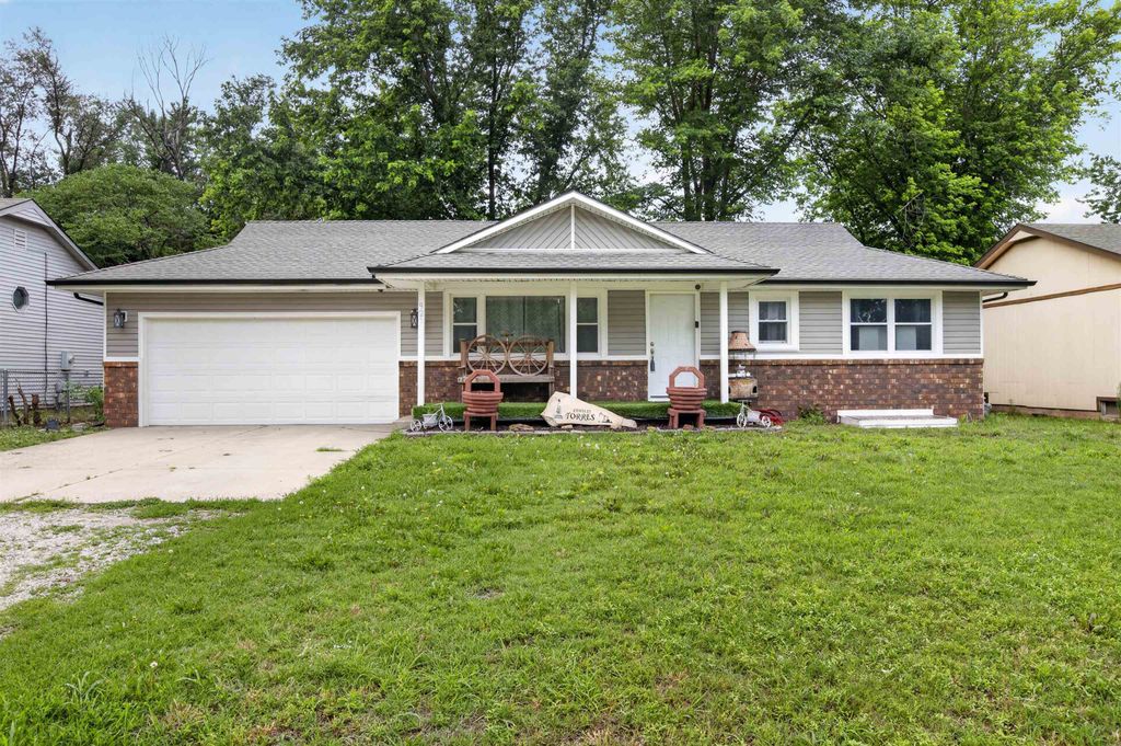 921 E 43rd St S, Wichita, KS 67216
